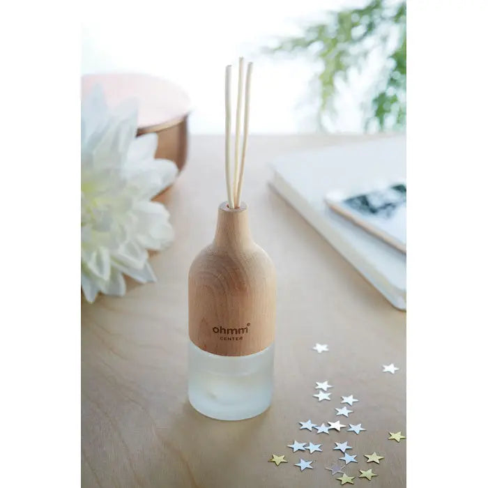 Difuzor de arome minimalist din lemn deschis si sticla mata cu logo ohmm center si bete subtiri pentru aroma