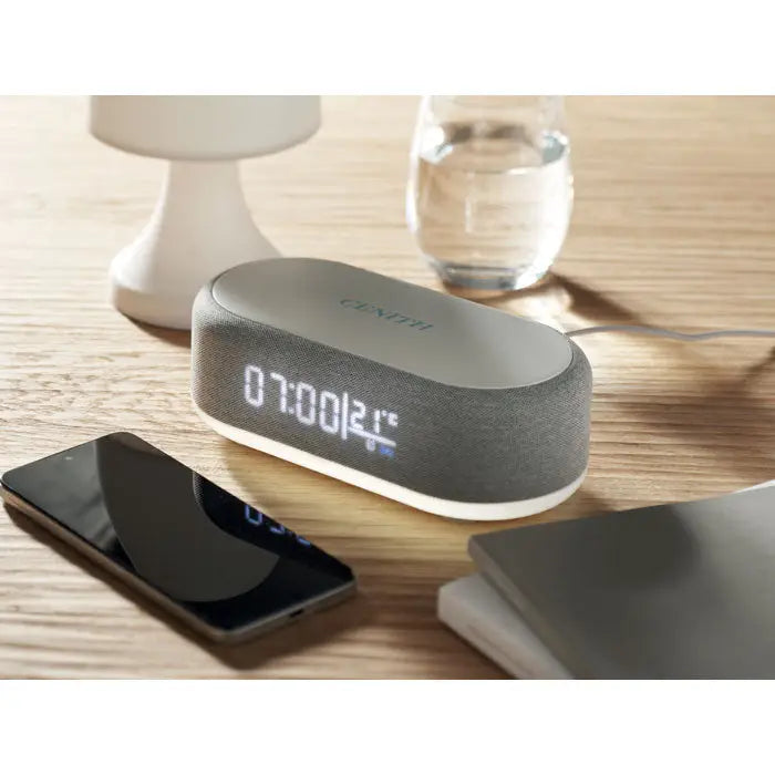 Ceas deșteptător digital cenit acoperit cu material textil gri cu încărcare wireless de 15 w, afișaj iluminat cu oră și temperatură
