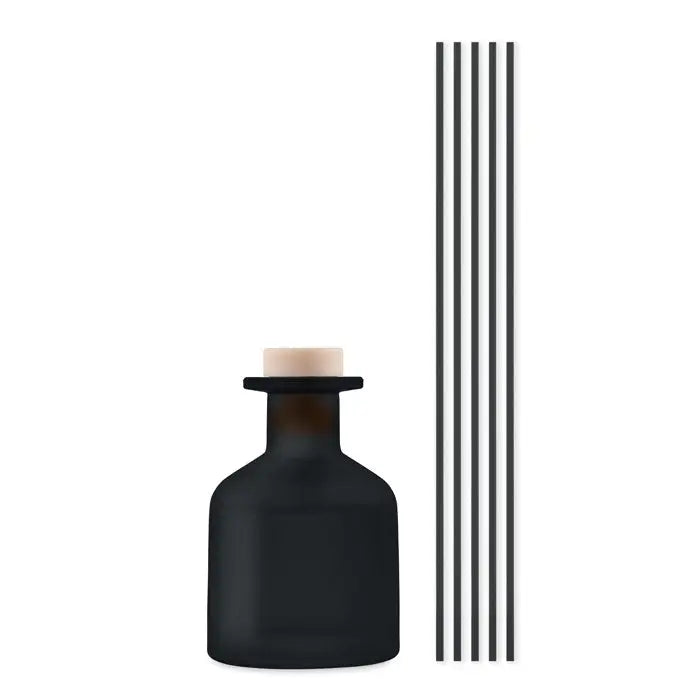 Difuzor de trestie de parfum de casa cu sticla neagra mata si dop pluta deschis la culoare cu cinci bete negre subtiri