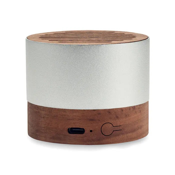 Difuzor din aluminiu reciclat compact cilindric cu corp metalic argintiu si capac si baza din lemn cu port usb-c si buton de pornire