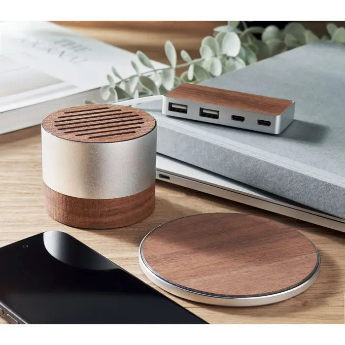 Difuzor wireless cilindric cu corp metalic argintiu si sectiuni din lemn cu fante orizontale pe partea superioara