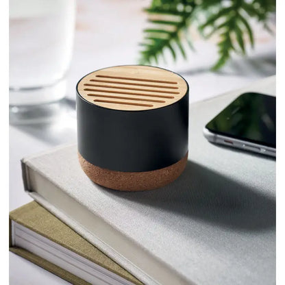 Difuzor cylindrical negru cu grila din bambus si baza din pluta pentru sunet natural si design eco