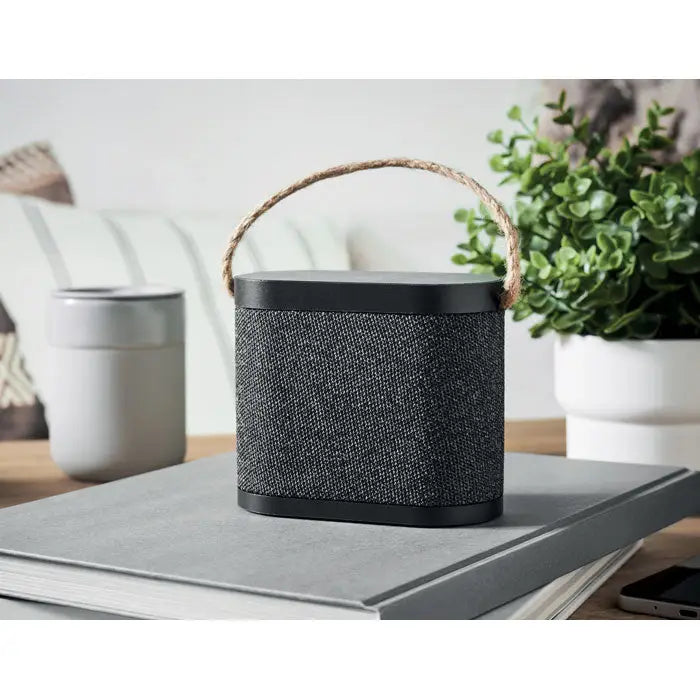 Difuzor incarcator wireless de 15 w cilindric negru cu corp texturat din material textil si maner din sfoara naturala