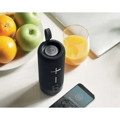Difuzor portabil negru texturat rezistent la apa ipx4 cu sigla s8 pe partea superioara si maner lateral