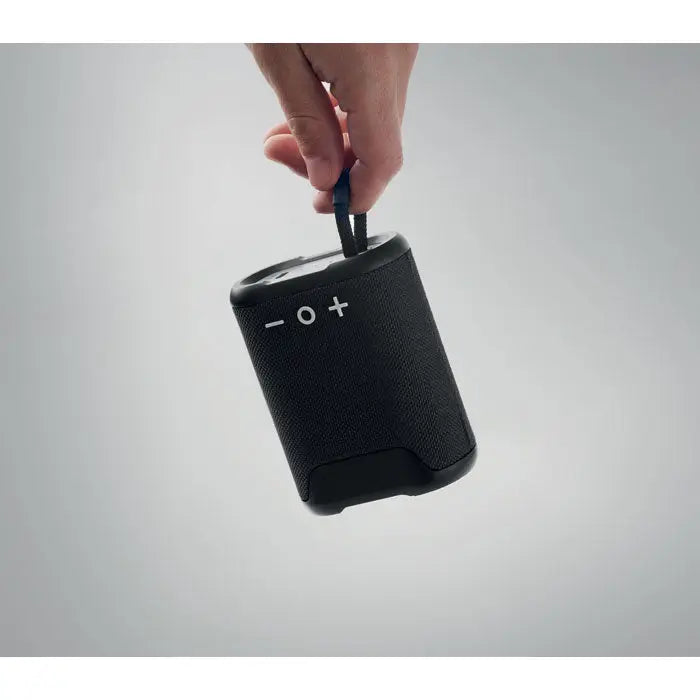 Difuzor portabil negru cu textura rezistent la apa ipx7 cu maner si controale de volum