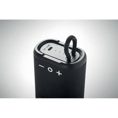 Difuzor portabil negru rezistent la apa ipx7 cu suprafata texturata si maner impletit pentru control usor