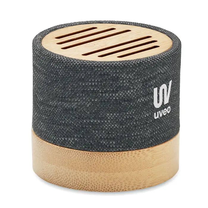 Difuzor wireless bamboo rpet cilindric compact cu corp din material textil gri închis și capac din lemn deschis la culoare cu fante orizontale