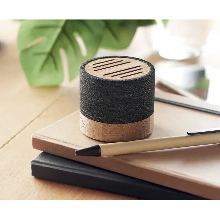 Difuzor wireless bamboo rpet compact cilindric cu corp negru din material textil si capac din bambus cu fante orizontale