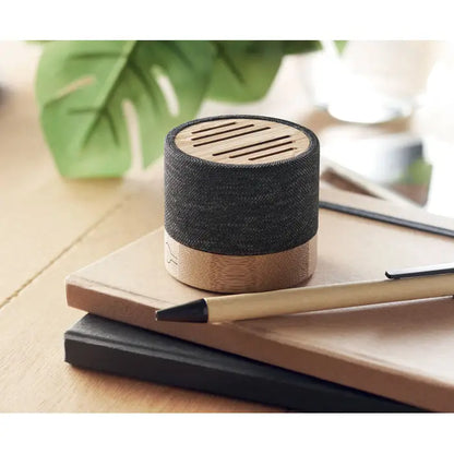 Difuzor wireless bamboo rpet compact cilindric cu corp negru din material textil si capac din bambus cu fante orizontale