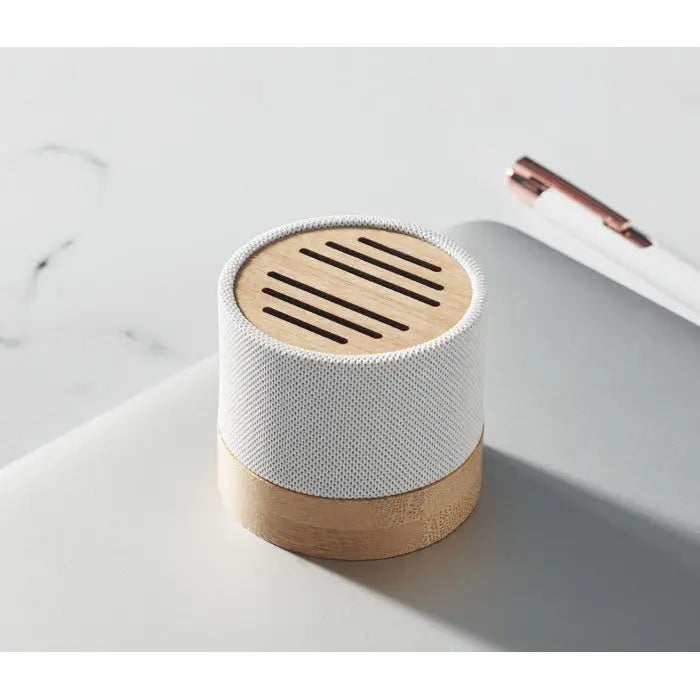 Difuzor wireless bamboo rpet compact cilindric cu carcasă textilă albă și piese din lemn natural cu fante orizontale pentru sunet