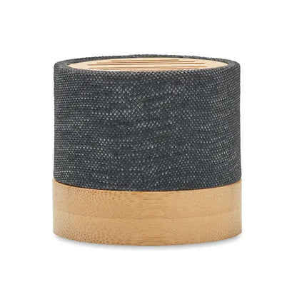 Difuzor wireless bamboo rpet cilindric cu corp gri inchis texturat din material rpet si accente din lemn deschis
