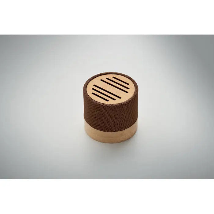 Difuzor wireless bamboo rpet cilindric maro din tesatura cu capac si baza din lemn deschis la culoare cu fante orizontale