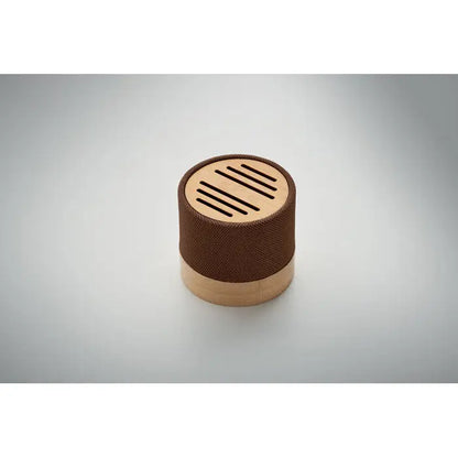 Difuzor wireless bamboo rpet cilindric maro din tesatura cu capac si baza din lemn deschis la culoare cu fante orizontale