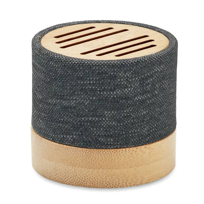 Difuzor wireless bamboo rpet cilindric cu corp texturat gri închis și capace din lemn deschis cu fante orizontale