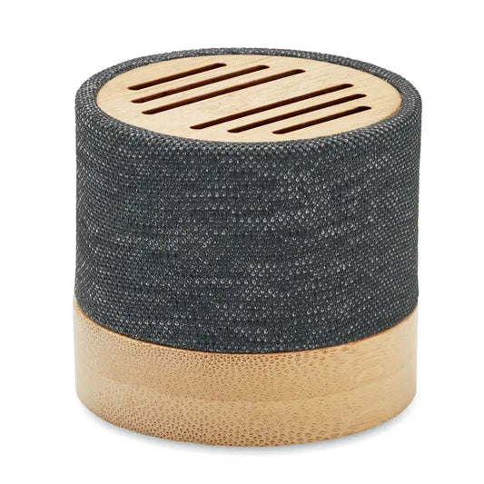 Difuzor wireless bamboo rpet cilindric cu corp texturat gri închis și capace din lemn deschis cu fante orizontale