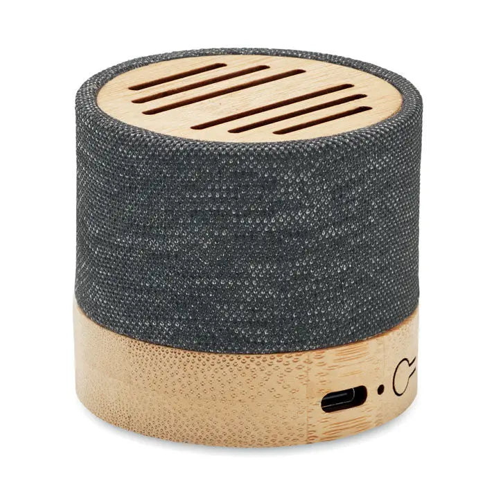 Difuzor wireless bamboo rpet cilindric cu corp texturat gri inchis din tesatura si accente din lemn deschis la top si baza