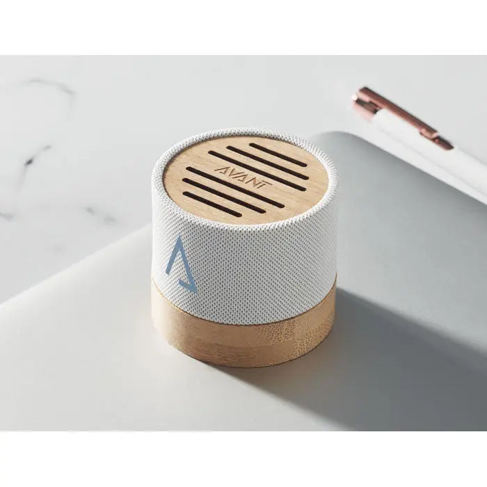 Difuzor wireless bamboo rpet cilindric alb din țesătură cu capac și bază din lemn natural gravat avant
