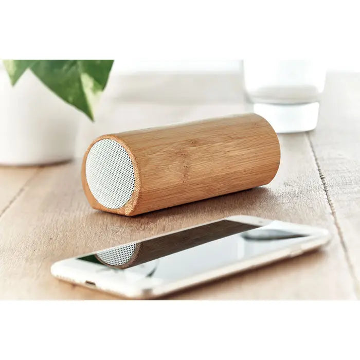 Difuzor wireless din bambus cilindric cu finisaj natural și grilaj alb, difuzoare 2x5W
