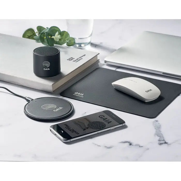 Difuzor wireless din pu reciclat cu pad de încărcare wireless negru circular și logo argintiu gaia sub acesta
