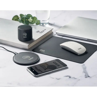 Difuzor wireless din pu reciclat cu pad de încărcare wireless negru circular și logo argintiu gaia sub acesta