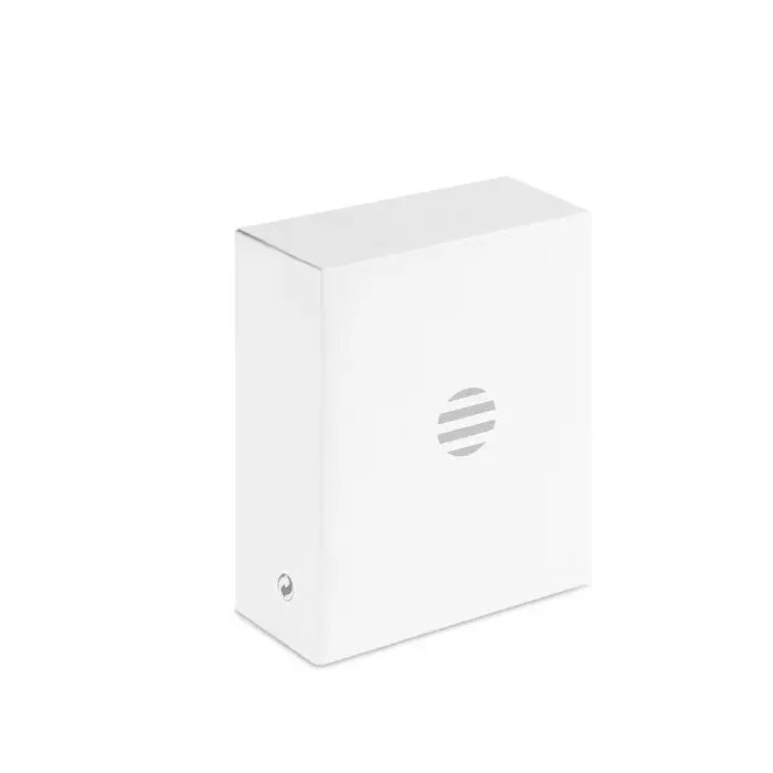 Difuzor wireless alb rectangular cu logo circular cu dungi orizontale si emblemă metalică mică pe colț