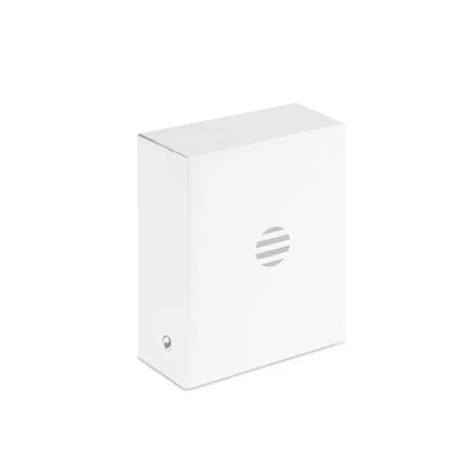 Difuzor wireless alb rectangular cu logo circular cu dungi orizontale si emblemă metalică mică pe colț