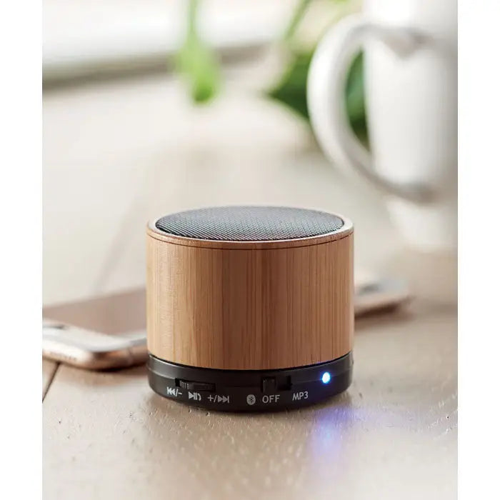 Difuzor wireless round bamboo cu finisaj bambus cilindric și panou de control negru cu plasă pe partea superioară
