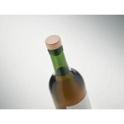 Dop pentru sticle din lemn de fag pe o sticla de vin verde sigilata cu un dop de lemn deschis la culoare