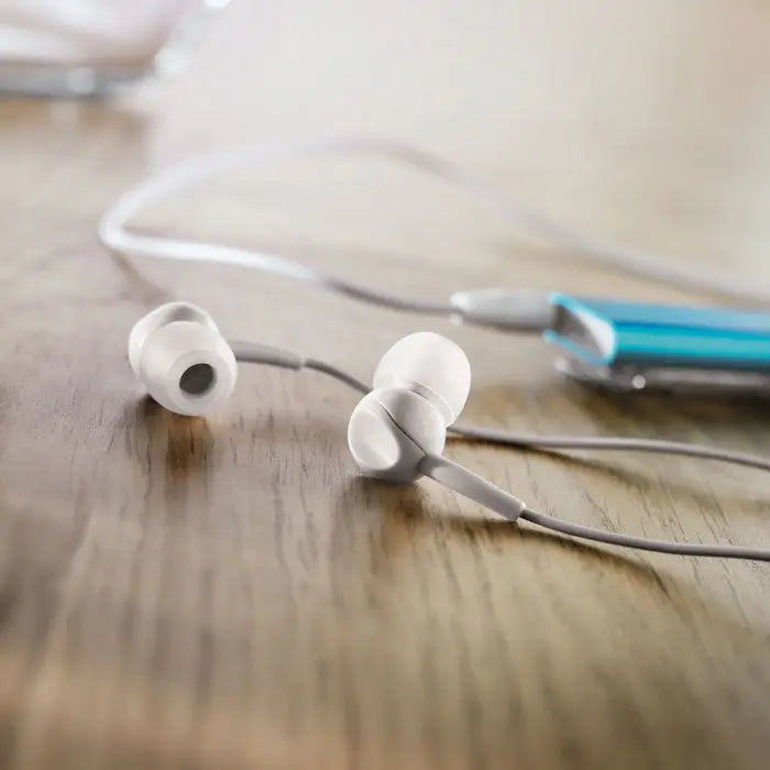 Dop pentru urechi cu silicon alb si cablu gri cu dispozitiv albastru pentru fixare aproape