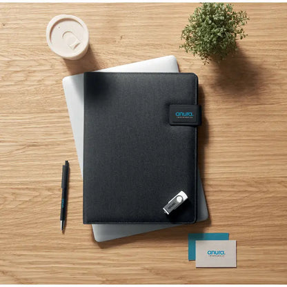 Portofoliu anura negru texturat dosar a4 cu design minimalist si patch logo subtil pe fata cu incarcare wireless
