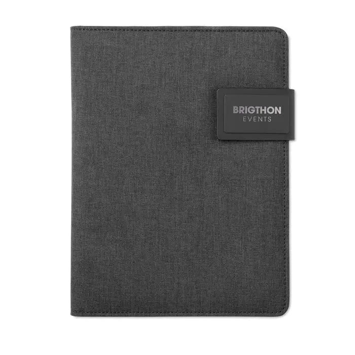 Dosar a5 cu power bank din material texturat gri inchis cu eticheta neagra brighton events pentru organizare eficienta