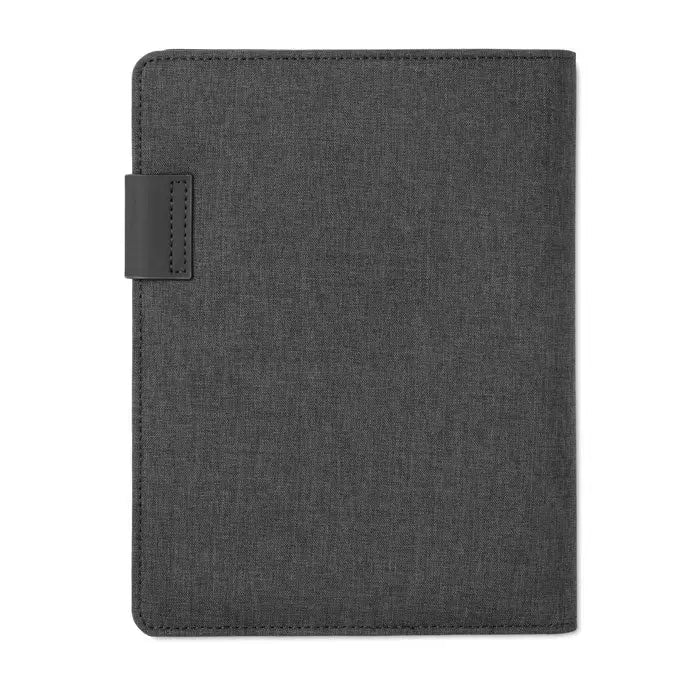 Dosar a5 cu power bank in carcasa din material texturat gri inchis cu bretea din piele neagra pe laterala