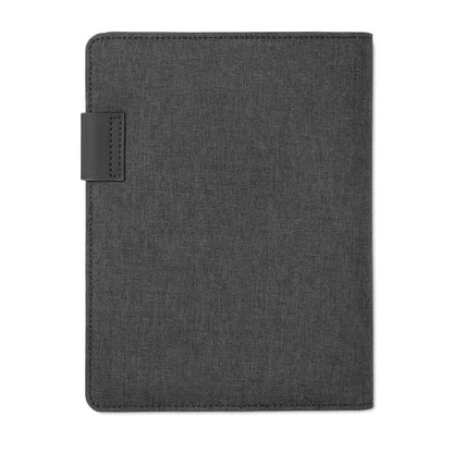 Dosar a5 cu power bank in carcasa din material texturat gri inchis cu bretea din piele neagra pe laterala