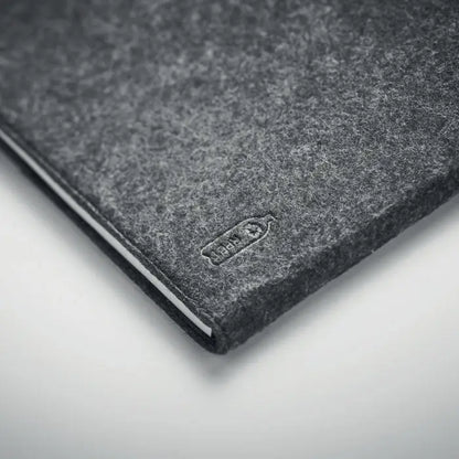 Dosar de conferinta a4 din rpET cu coperta din fetru gri inchis texturat si logo embosat