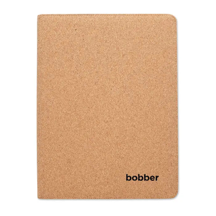 Dosar pentru conferinte a4 din pluta tan cu design minimalist si brandul bobber in coltul din dreapta jos