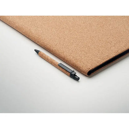 Dosar pentru conferinte a4 pluta cu husa pentru laptop din pluta naturala si stilou din pluta cu clema neagra mata