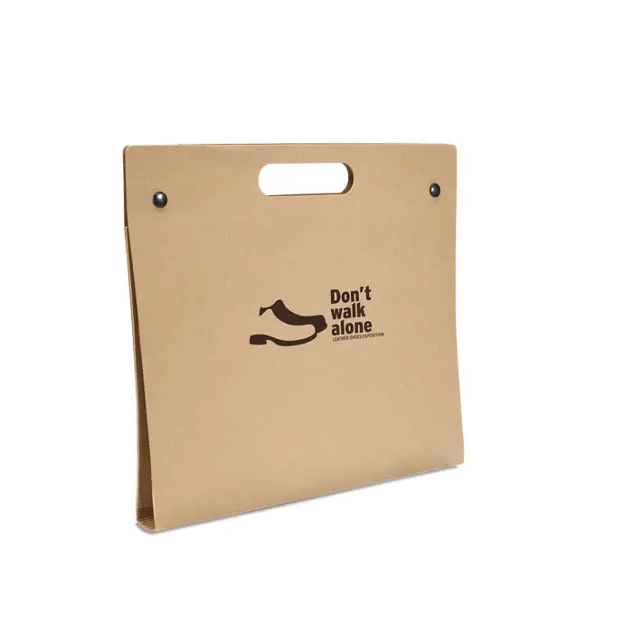 Folder din piele tan cu maner si nituri metalice negre si logo dont walk alone dosarul conferintei a fost reciclat