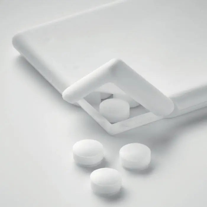 Dozator de menta din plastic alb cu capac rabatabil si tablete albe rotunde vizibile inauntru