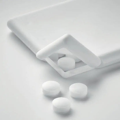 Dozator de menta din plastic alb cu capac rabatabil si tablete albe rotunde vizibile inauntru