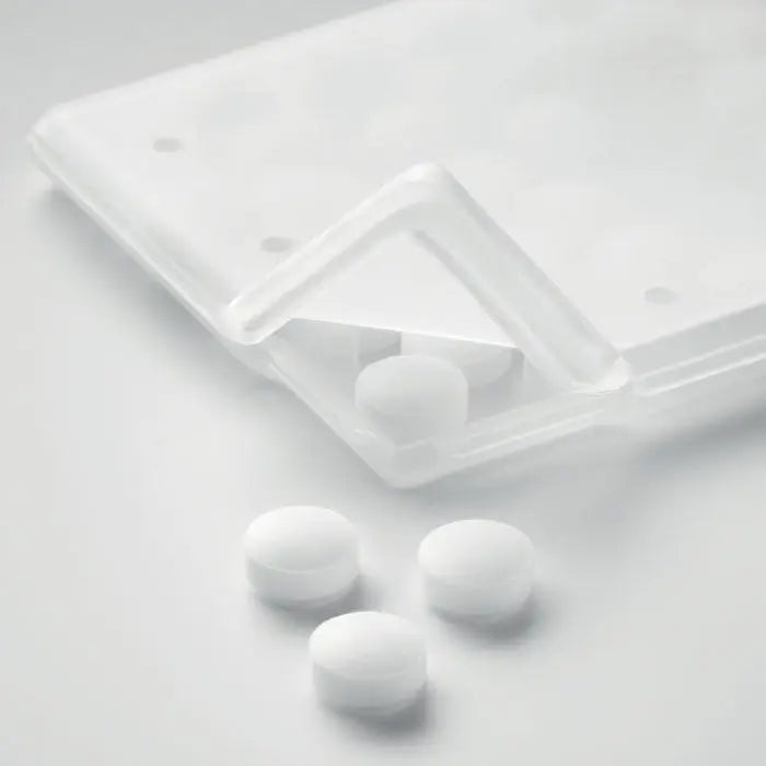 Dozator de menta cu recipient transparent din plastic si pastile albe rotunde pentru prospețime