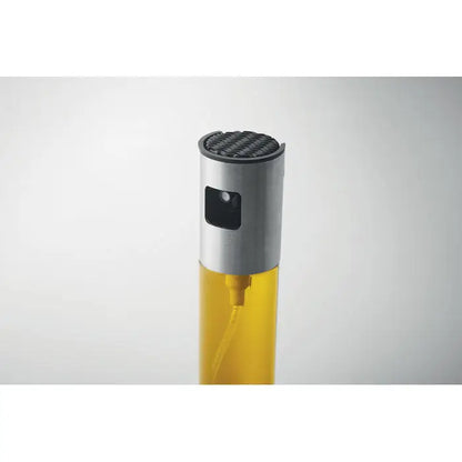 Dozator de pulverizare in sticla argintiu cu capac negru si lichid galben transparent pentru pulverizare