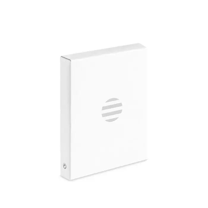 Eticheta de bagaje din aluminiu alba cu logo circular minimalist cu dungi orizontale pe fata cutiei dreptunghiulare