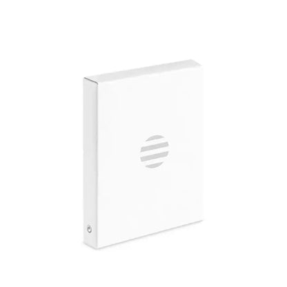Eticheta de bagaje din aluminiu alba cu logo circular minimalist cu dungi orizontale pe fata cutiei dreptunghiulare