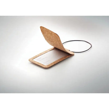 Etichetă pentru bagaje din plută naturală cu design minimalist și cordon negru pentru atașare