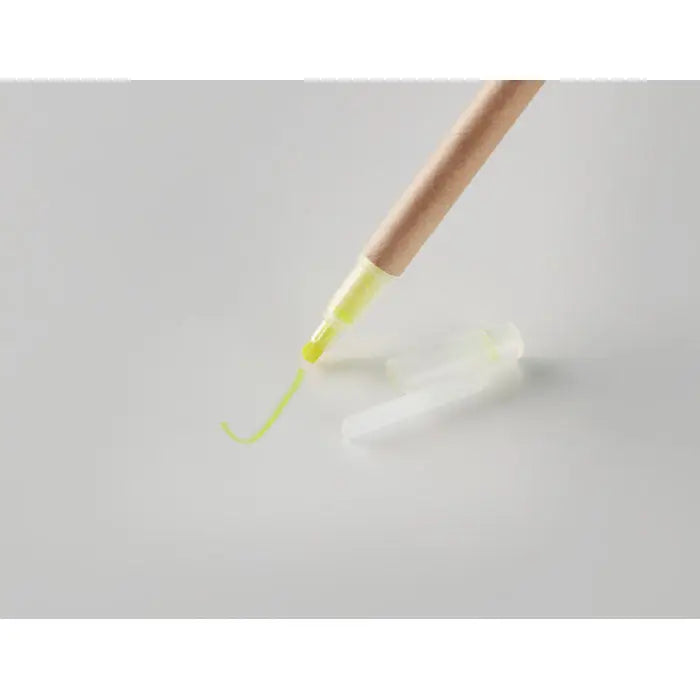 Evidentiator 2 in 1 din carton lime verde cu grip texturat lemn natural și capac translucid pentru evidențiere eficientă
