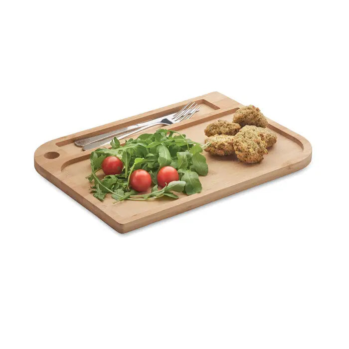 Farfurie de masa din bambus maro deschis cu suport incorporat pentru furculita si cutit decorata cu rosii cherry si rucola proaspata