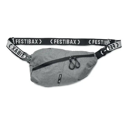 Festibax basic borseta din tesatura gri deschis cu fermoar negru si curea reglabila cu branding repetat festibax