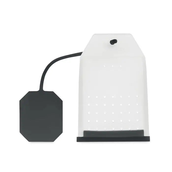 Filtru de ceai din silicon alb si negru cu corp perforat, baza octogonala si cordon flexibil pentru infuzare eficienta