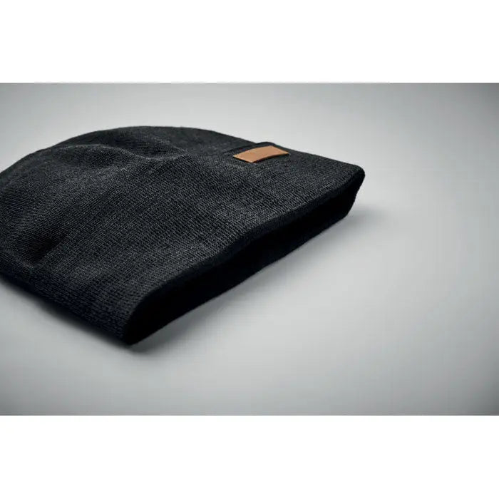 Beanie negru din acril cu patch maro din piele pe lateral pentru protecție termică și stil