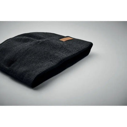 Beanie negru din acril cu patch maro din piele pe lateral pentru protecție termică și stil